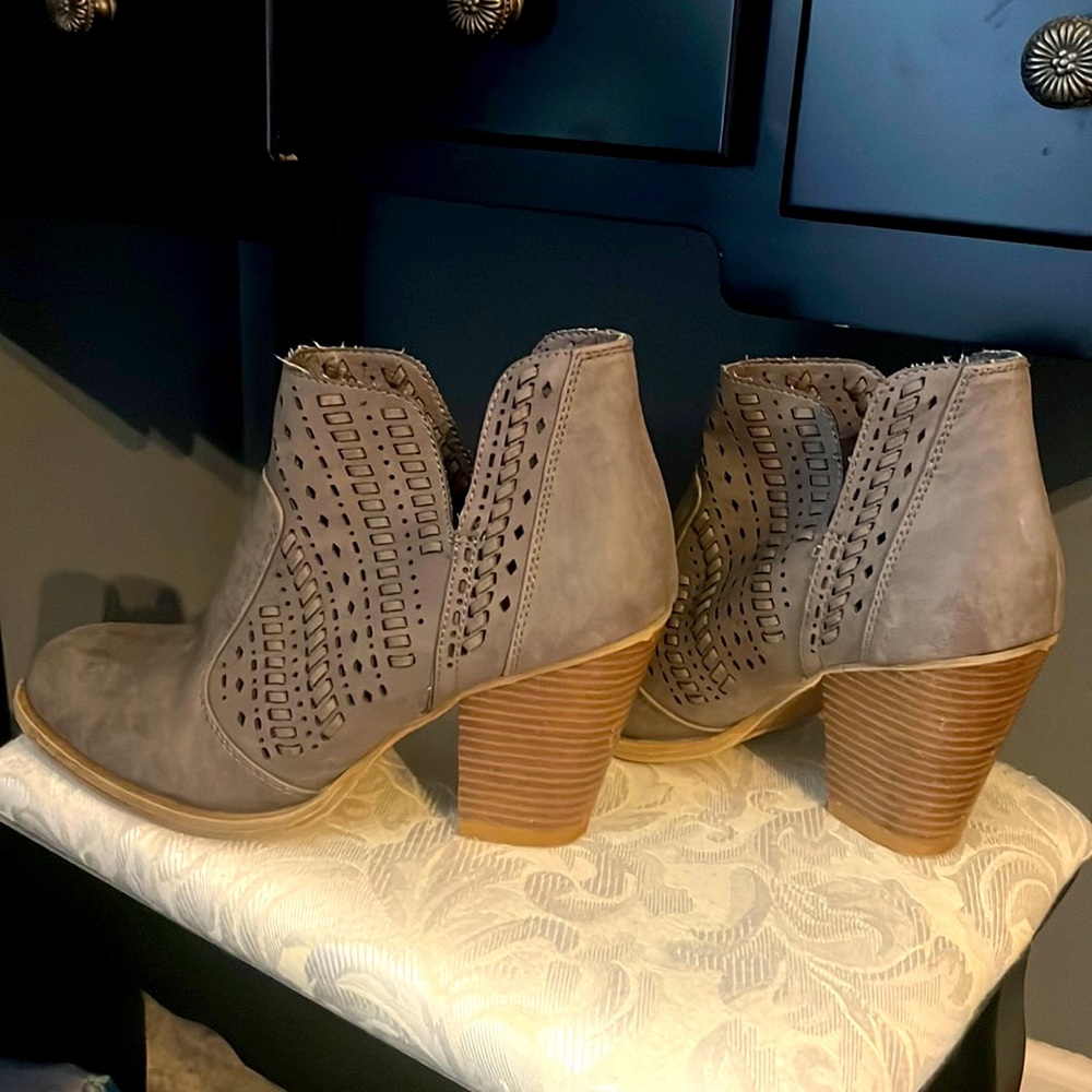 Daisy Fuentes Waley 8.5 booties